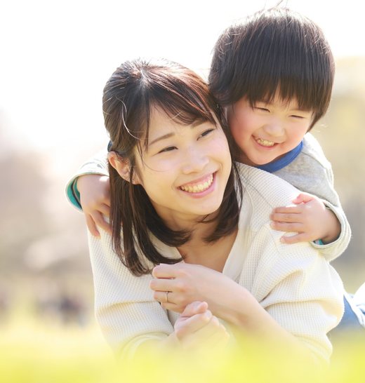 子どもと笑い合うママ